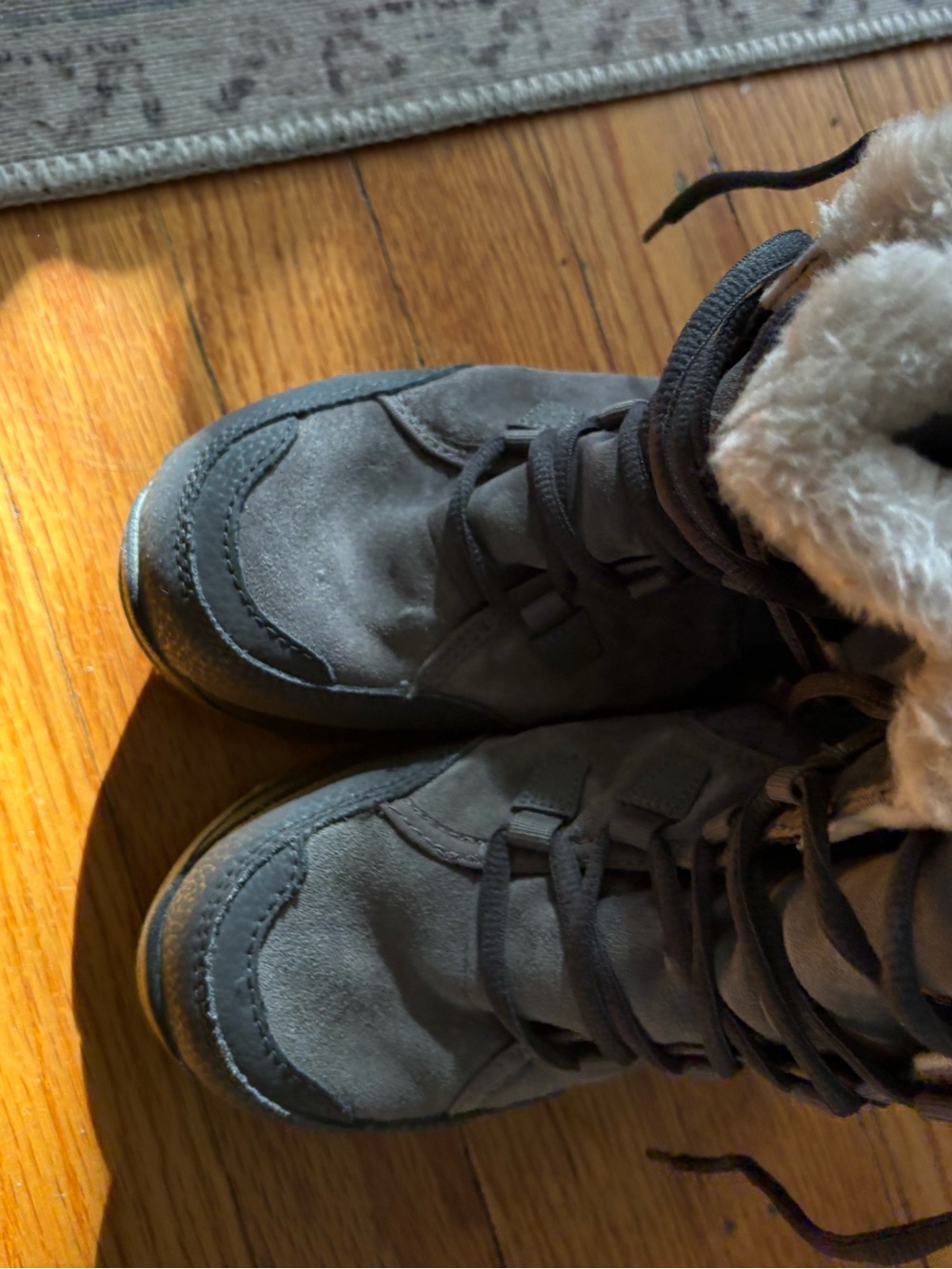 Great Condition-COLUMBIA - Kids Size 2 - Gray Fleece-Lined Winter Boots